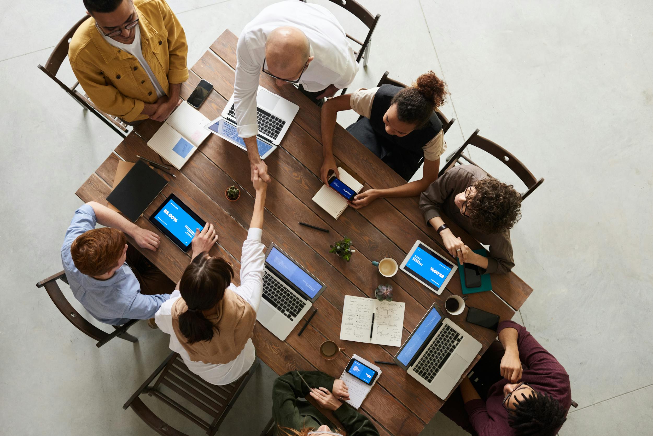Setup de trabalho remoto em ambiente confortável